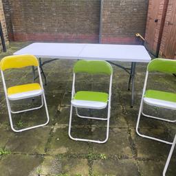 Folding Table and 4 chairs set 

Perfect for Family Gatherings and Parties great condition pick up only e14