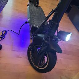 Verkaufe einen fast nagelneuen E-Scooter von Doc Green
Nur 11 KM benutzt.
Mit Sitz Möglichkeit Blinker Licht Hupe etc.