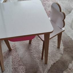 1 Kindertisch mit 2 Stühlen und pinker Schublade