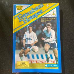 Spurs Tottenham Hotspur v Crystal Palace
Official Match Day Football Programme Souvenir Stadium Magazine 
Barclays English League / Division 1
3rd March 1990
Season 1989/1990

Check out my other listings for more vintage football programmes.

Same working day despatch 
Or cash on collection in person welcome from DA7.