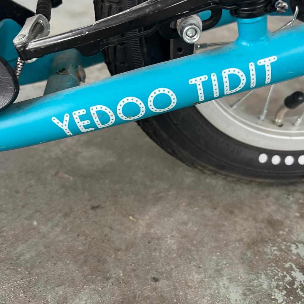 Verkauft wird ein Yedoo Tidit Scooter / Tretroller. Große und stabile 12 Zoll Luftreifen mit Bremse vorne und hinten. Lenker Höhenverstellbar. Klingel und
Reflektoren
Der beste Tretroller am Markt.
Neupreis war 170€.
Wenig benutzt.