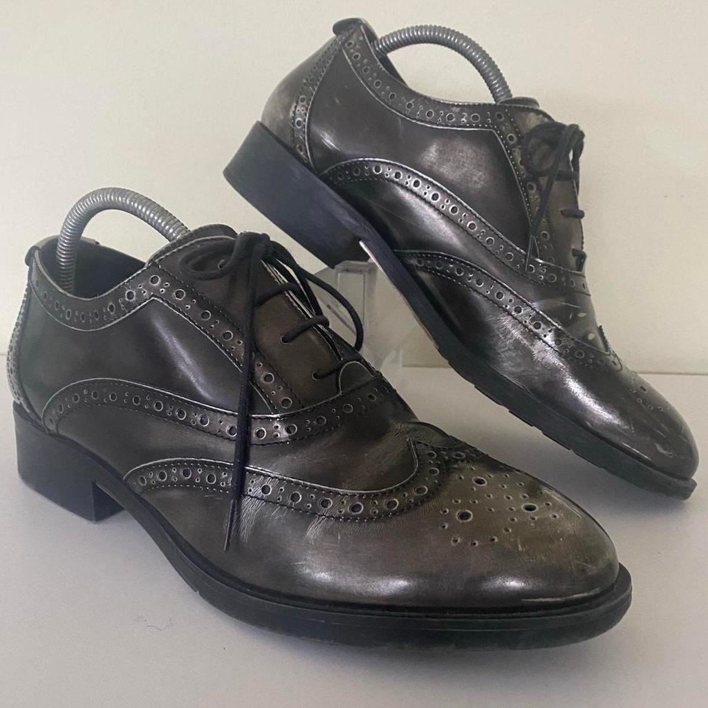Dune London Women’s Shoes Farnley Lace Up Brogues Pewter Patent Leather Freeflex Soles
Shoe size UK 7 / US 9.5 / EU 41
Used in good condition
Please expect marks commensurate with being used, check photos for further details of condition.
(Shoes trees not included)
Invest in retro comfort with these Farnley Lace Up Brogues by Dune. Stylish and easy-to-wear, the design comes with traditional lacing, round toe and a low block heel. Wear with various types of trousers - from jeans to cigarette trousers.

Check out my other listings for more quality branded, vintage, retro and new clothing items.

Same working day despatch
Or cash on collection in person welcome from DA7.