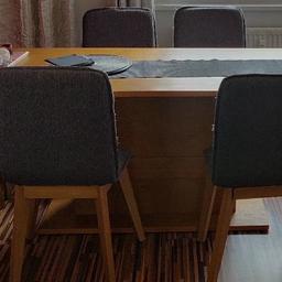 Tisch wie neu 90x180 cm groß
6 Stühle sehr gebraucht Aber könnte man neu beziehen