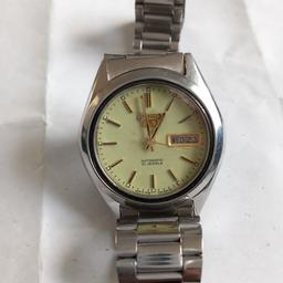 Used in an excellent condition 
Yellow dial
Date and day on display 
Working as it should be 
100% original watch otherwise money back guarantee 
Made in Japan KY
7S26-0224 R2
Water resist 
Stainless Steel 
7009-321J A1
3N1424
Could deliver locally at fuel charges 
For further queries call 
07732141935
07301227582