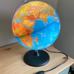 Great condition plastic globe lamp, great for a child’s bedroom