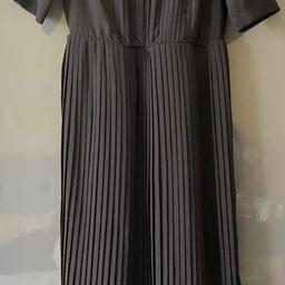 Size 8 Ladies Gorgeous ASOS Black Smart Pleated Short Sleeve Fashion Day/Evening Dress tie up belt on back £4.99…Strood Collection or Post A/E….💕

Check out my other items …💕

Message me if wanting multi items save on postage …💕