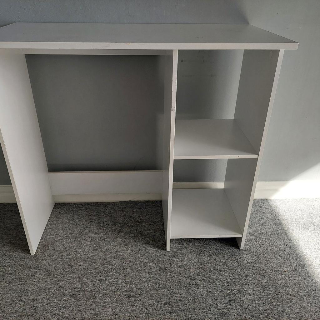 Small desk, has been used as a dressing table so will need some slight TLC. Nothing a paint won't sort.
L: 90cm
H: 74cm
W:40cm