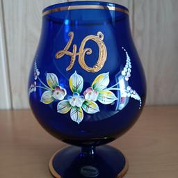 verkaufe Bohemia Jubiläum Glas 40 Jahre,
 in Blau, handbemalt, hoch 16 cm, Inhalt ca. 750 ml ,in einem sehr guten Zustand.
Abholen in Sonnefeld 