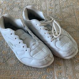 White girls dance/cheer leading trainers UK4.5 one shoe lace missing