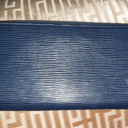 Authentic LV Epi leather Zippy Long Wallet Indigo Blue (pre-owned)
size19,5cm /10,5cm/2cm
Country of conditions -Spain
This is elegant and Style long wallet crafted from quality Epi leather. Used item may have some insignificant scratches but it's very good condition
No item box and Dust bag