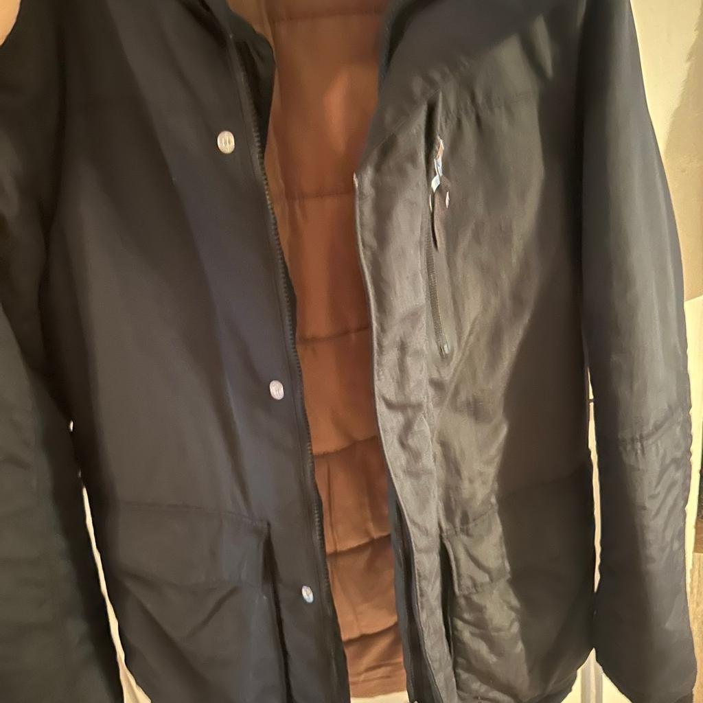 Ich verkaufe Herren Jacke verschiedene Farben in sehr gute Zustand frisch gewaschen, Größe L. Jeweils 10 Euro Champion 20€