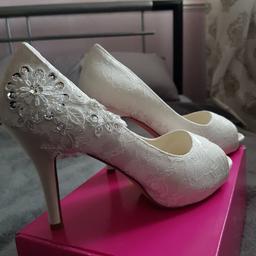 I've never used it because it's too big for me.. they're super brand new
Emily Bridal Wedding Shoes Lace Wedding Shoes Ivory Lace Peep Toe High Heel Bridal Shoes ( EU 38/ UK5, Ivory)