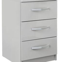 Hallingford 3 Drawer Bedside Table - Grey Gloss

🔶New. Flat packed in the box🔶

Made of wood effect.
Metal handles
Size H58, W38, D40cm.
Internal drawer H11, W29.1, D35.6cm.
Handle size: L18, W1.5cm.
Weight 14kg

🔶 Check our other items🔶