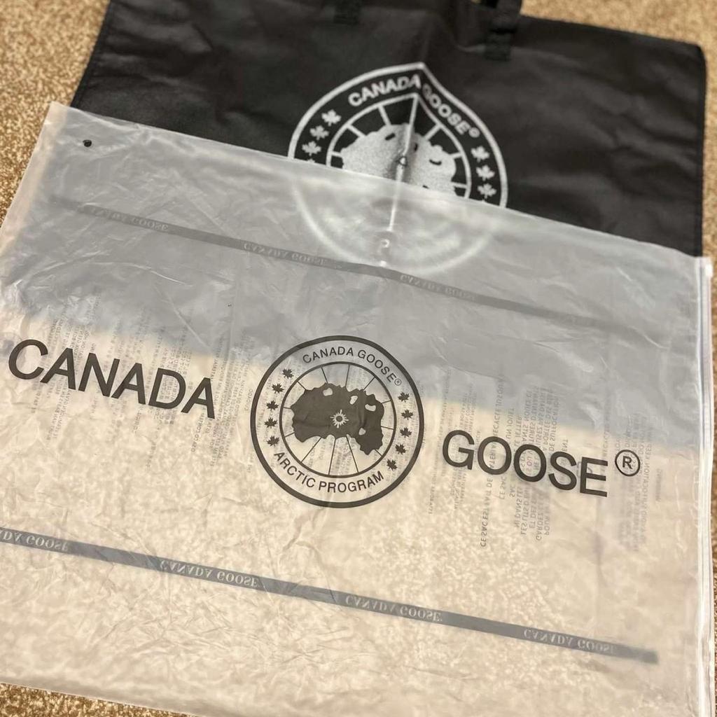 Presenting the Canada Goose Vest (gilet) in navy- size M.

Brand-spanking new with all of its necessary tags still attached to it including the optional, branded dust-proof bag to complete the package.

(Happy to entertain any viable offers)

We also offer a referral loyalty program like no other for you, your family and friends - message to find out more.

For anymore information about the aforementioned/authenticity about the product(s) we sell or any other queries at all, please do not hesitate to message us here or via snapchat (@saucevault)

@saucevault, we offer:

• The highest quality one-to-ones on the market which you’ll never get called out for
• Guaranteed same day/next-day nationwide shipping
• 100% transparency between us and customer communications with any queries to ensure customer satisfactions are met

#moncler #mooseknuckles #drip #designer #summer