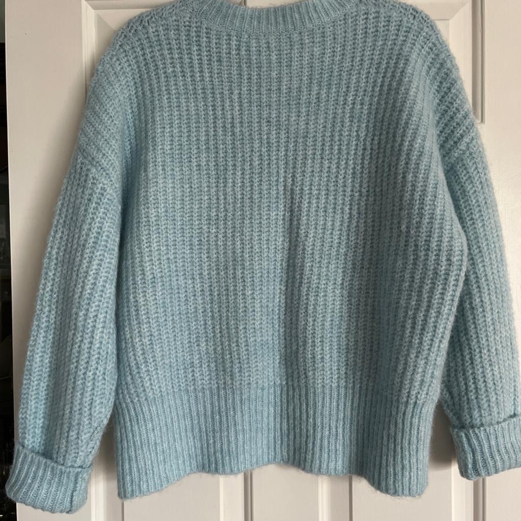Turquoise blue oversized cosy jumper, size small, by Zara.
Worn only a few times so still in good condition.