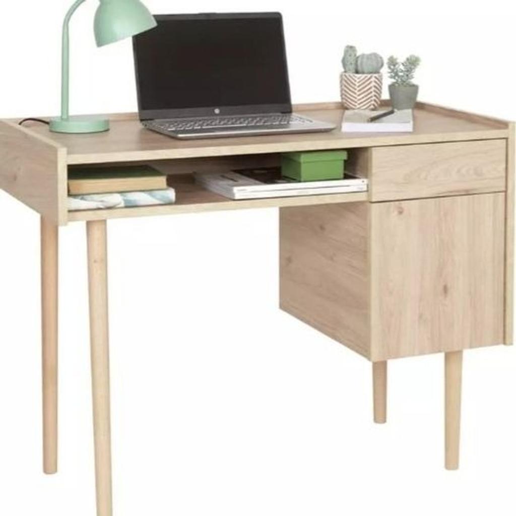 Habitat Skandi Desk Oak Effect

Grey colour available as well for sale, See pictures

🔶New/other. Flat packed in the box🔶

Melamine desk.
1 drawer.
1 fixed shelf.
1 storage cupboard.
Easy cable access.
Size H76.5, W100, D50cm.
Under desk chair space H61.3, W48cm.
Maximum load capacity of desk 10kg.
Weight 28kg.

🔶Check our other furniture🔶