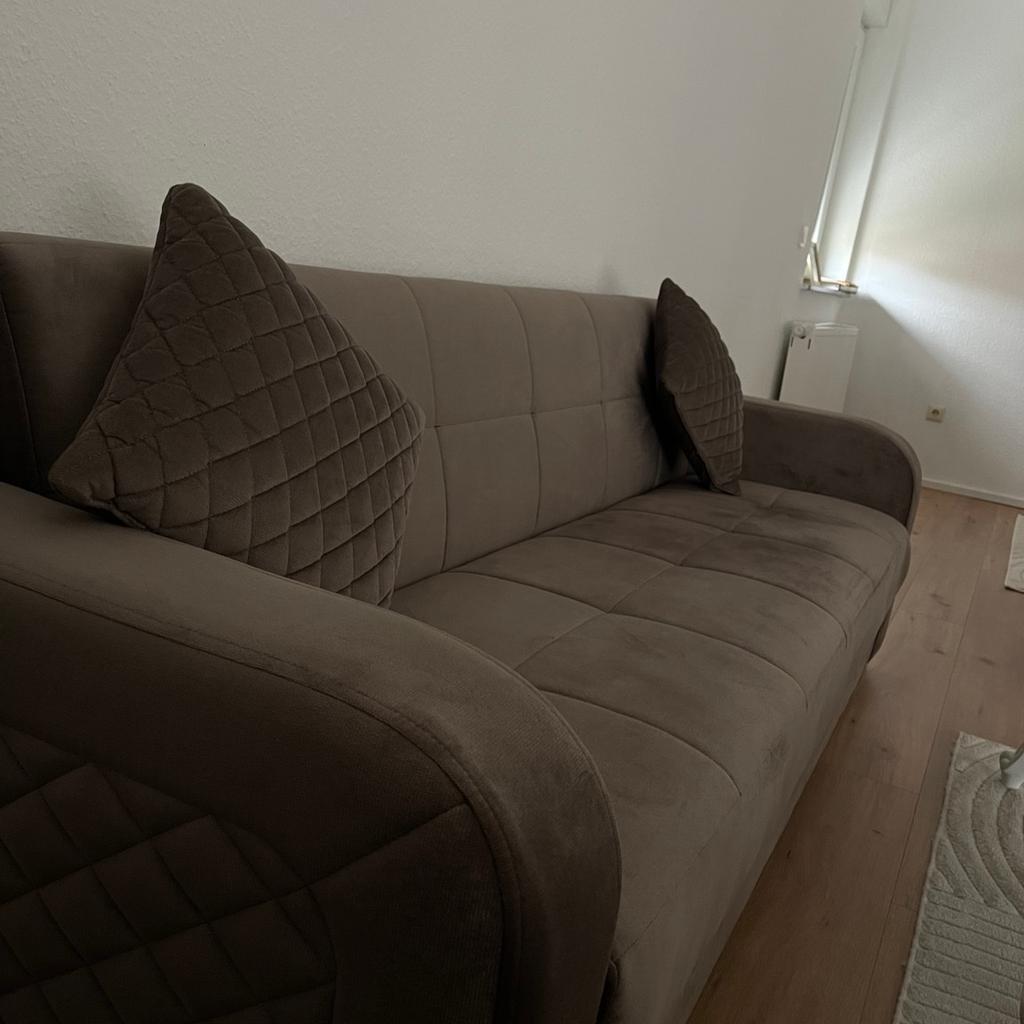 Verkaufe mein neues Sofa alle 3 teile in November gekauft. Neupreis lag bei 900 € keine Gebrauchsspuren Man kann es als Bett öffnen und einen Stauraum hat es auch.