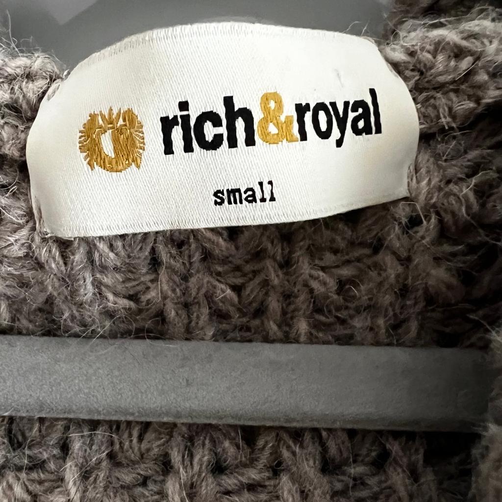 Sehr wenig getragene Strickjacke von der marke Rich&Royal , mit Kapuze und schöne Taschen vorne . Kann mit Druckknöpfen zugemacht werden. Preis zzgl Versand und Bezahlung nur über PayPal
