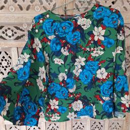 Diese Bluse in Floral Optik von ZARA.  Sie hat Trompeten Arme u an der Schulter mit schönen Perlen verziert. Größe S. Kaum getragen.