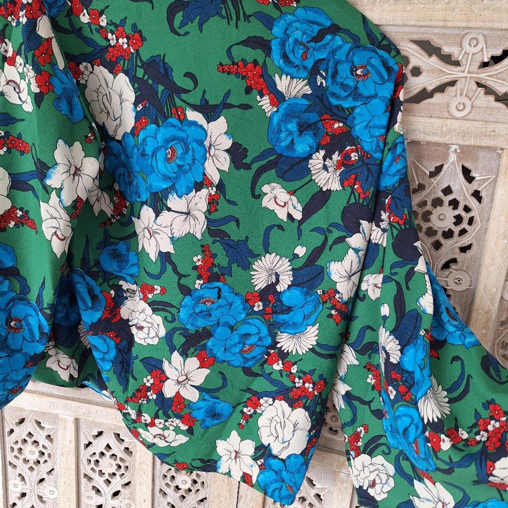 Diese Bluse in Floral Optik von ZARA. Sie hat Trompeten Arme u an der Schulter mit schönen Perlen verziert. Größe S. Kaum getragen.