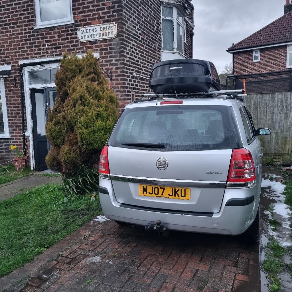 Vauxhall zafira b 2007 mot July all works as it should 1.6 petrol had new drop links and rear trail arm bushes any test drive welcome any questions message me £1500 or nearest offer comes with the roof box