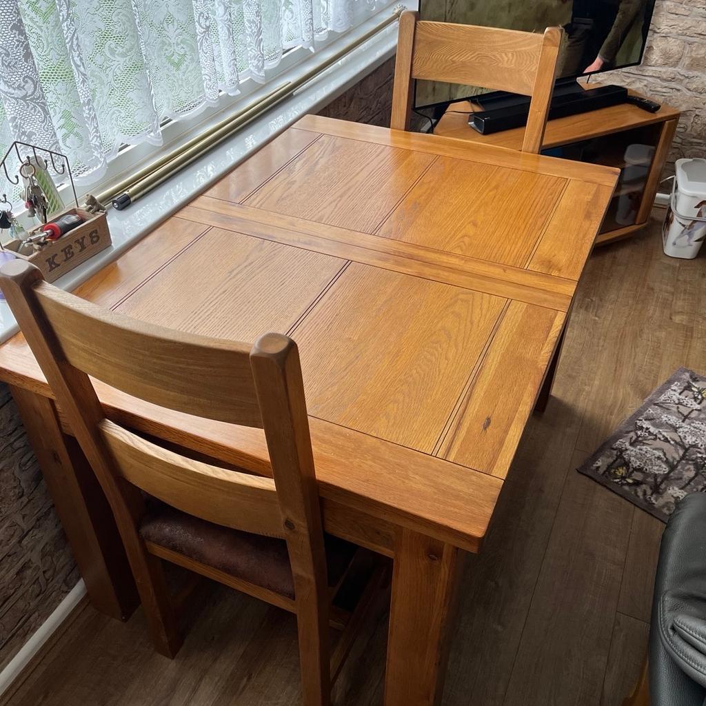 Real Oak Extending Dining Table
Complete With 4 Chairs
Few Age Related Marks Apparent
L 125cm x D 90cm x H 78cm (Not Extended)
First To See Will Buy Guaranteed
Selling On Behalf of In-Laws
