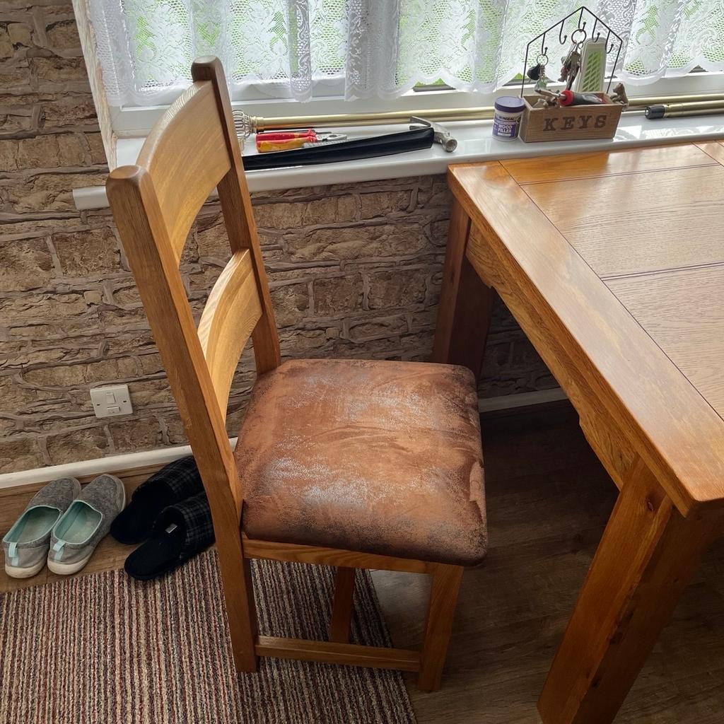 Real Oak Extending Dining Table
Complete With 4 Chairs
Few Age Related Marks Apparent
L 125cm x D 90cm x H 78cm (Not Extended)
First To See Will Buy Guaranteed
Selling On Behalf of In-Laws
