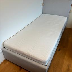 Verkaufe IKEA Bett Malm mit den Maßen 200x90. 
Wurde als Gästebett verwendet und so gut wie nie benutzt. 
Bett kann wahlweise mit oder ohne Matraze erworben werden. Wurde beides vor 2 Jahren neu gekauft. 
Matraze ebenfalls wie neu und wenn, dann immer mit Matrazenschoner verwendet. 

Preis Bett: 80€
Preis Matraze: 80€
Beides gesamt für 150€

Besichtigung gerne jederzeit möglich.