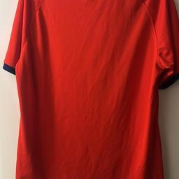 Men’s XXL England shirt dri fit so would also fit XL size .