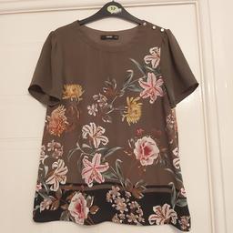 Oasis short sleeve top very pretty main colour is kaki green like new collection only