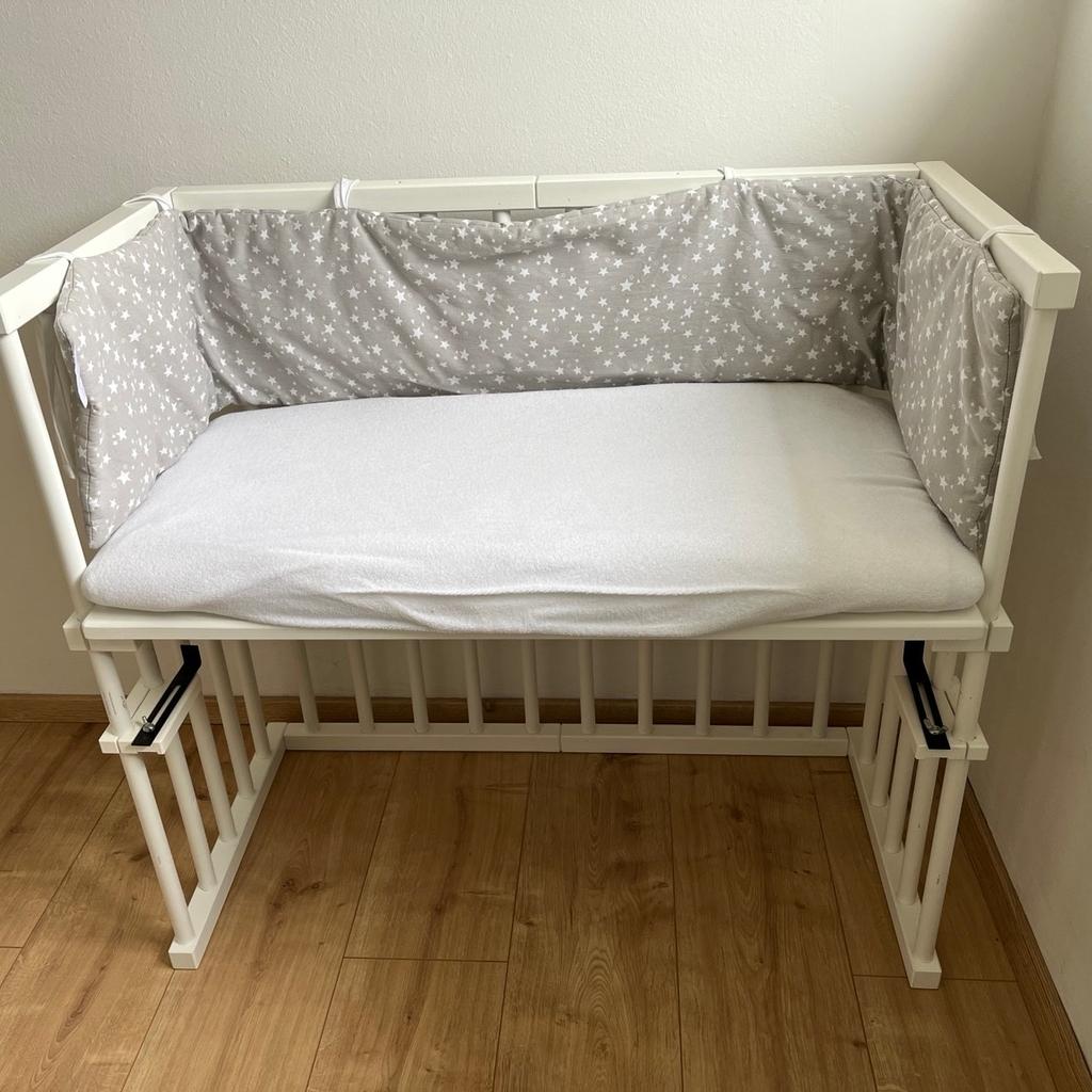 Ich verkaufe hier ein Babybay Beistellbett inklusive Matratze, 2 Bettlacken und einer Bettumrandung. Das Bett hat leichte Gebrauchsspuren ansonsten ist es in einem top Zustand.
Maße: 88(L) x 44,5(B) x 79(H) cm, Liegefläche 88(L) x 41(B) cm