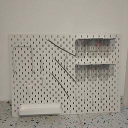 Wandorganizer von IKEA mit Zubehör lt. Foto und Wandbefestigung.
Größe Lochplatte ca. 56 X 76 cm.

Nur Selbstabholer!!!