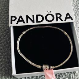 Lovely pandora bracelet comes with box makes the idea gift or as a nice treat 
Snake style
Delivery through Evri tracked 
#pandora
#pandora bracelet 
#silver
#good condition