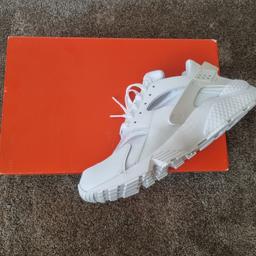 NEW Nike Air Huarache White / Pure Platinum 🔥⚪️ - Size Uk 9 - Free Shipping 🚚

New never been worn.

Step up your sneaker game with these Nike Air Huarache trainers. The stylish white and pure platinum design is perfect for any casual outfit, and the lace-up closure ensures a secure fit. Made with a synthetic upper material and a fabric lining, these trainers are lightweight and comfortable, making them ideal for boxing and other physical activities.

The rubber outsole provides excellent t