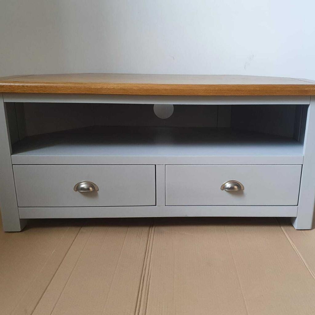 Habitat Kent Corner TV Unit - Grey

💥ExDisplay. Assembled💥

Size H 50, W 110, D 50cm.
Weight 22.5kg.
2 drawers with wooden runners.
1 shelf.
1 media storage section.
Easy cable access.
Suitable for screen sizes up to 48in.
Fully assembled

💥Check our other items💥