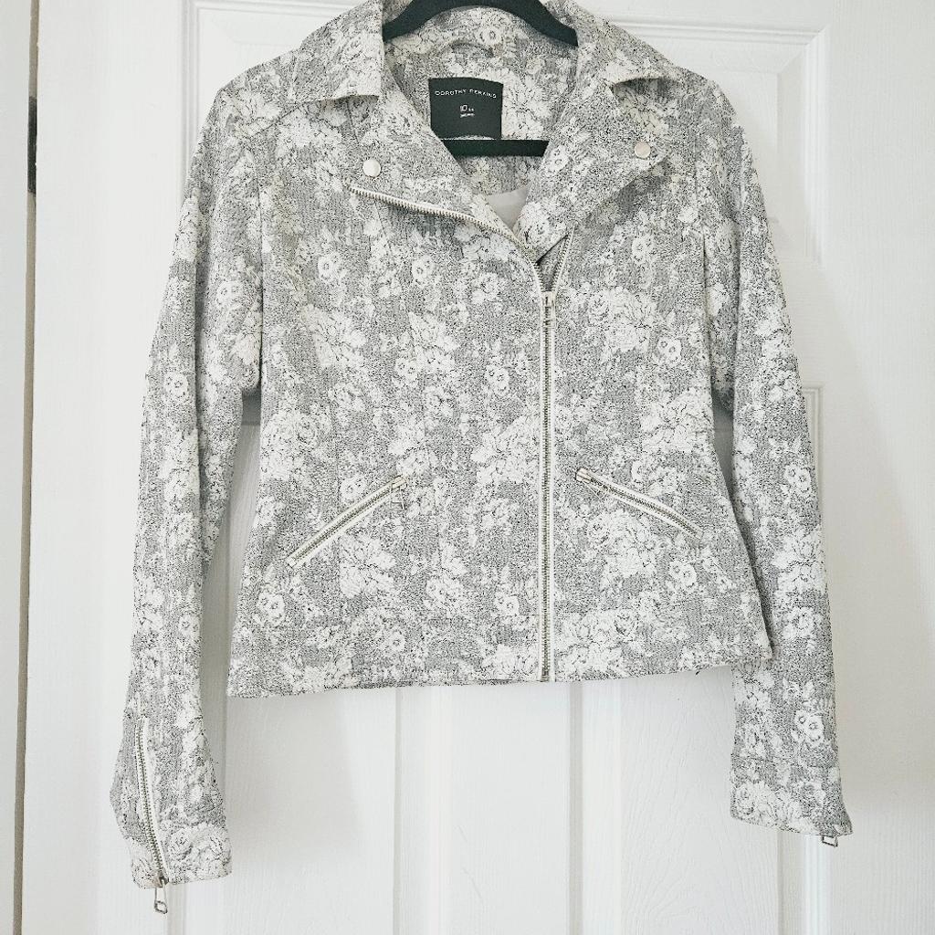Grey and white patterned jacket, zip detail sleeves and zip front fastening, size 10.. like new.

cash and collection only, thanks.
possible delivery to Conisbrough on Saturday mornings only around 11 am.