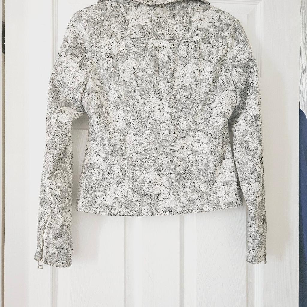 Grey and white patterned jacket, zip detail sleeves and zip front fastening, size 10.. like new.

cash and collection only, thanks.
possible delivery to Conisbrough on Saturday mornings only around 11 am.