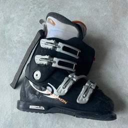 Ski Schuhe schwarz mit Tasche Größe ca. 40/41
26-26,5 / 307 mm. Optisch nicht mehr ganz so optimal, aber im Schnee fällt das bestimmt nicht auf.
Günstig abzugeben