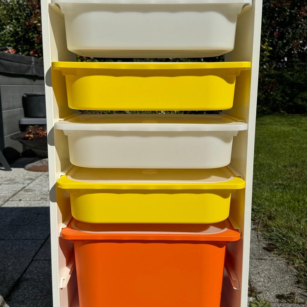Je Set
Regalrahmen weiß (B46xT30xH94)

5 Kunststoff-Boxen inkl. Deckel (4 Boxen B42xT30xH10 je 2 in weiß und 2 in gelb und 1 Box B42xT30xH23 in orange, alle Boxen mit Deckel in weiß)

Hervorragend geeignet fürs Kinderzimmer z.B. für Spielzeug oder auch im Keller z.B. für Werkzeug und Kleinteile.

Neupreis 79,50€ je Regal / Gesamt 159€

Du kannst diesen weißen Regalrahmen ganz einfach in eine praktische Aufbewahrungslösung mit den dazugehörigen Kunststoff-Boxen verwandeln (alternativ gibt es auch passende Böden oder coole Netzdrahtboxen bei IKEA)

Preis für beide Regale zusammen 70€ / Einzelregal 40€

Selbstabholung oder alternativ Transport gegen 10€ extra im Raum Frankfurt - Wiesbaden - Mainz