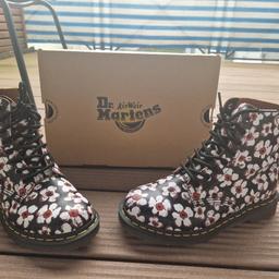 Dr. Martens Pascal Florale Stiefel

Größe : Gr.40 - sind aber kleiner geschnitten - Gr. 39
Sehr guter gebrauchter Zustand - nur ein paarmal getragen
Obermaterial : 100% Leder
Futter : 60% Leder 40% Textil
Sohle : 100% PVC
NP 200 €

Keine Garantie , Rücknahme und Gewährleistung.
Versandkosten trägt der Käufer.
Hab noch andere Anzeigen.