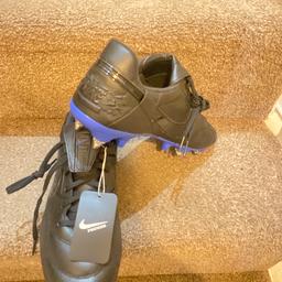 Size 8 brand new foot ball shoes 
Metal studs 
Bought wrong size Lost the receipt so cant exchange.