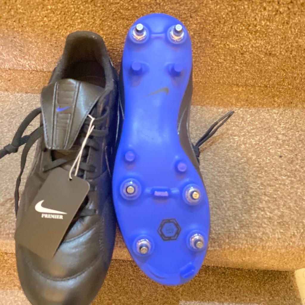 Size 8 brand new foot ball shoes
Metal studs
Bought wrong size Lost the receipt so cant exchange.