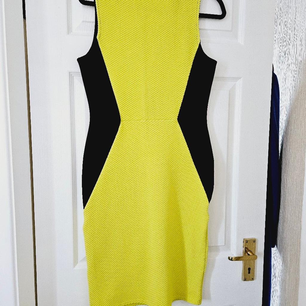 2 coloured quiz dress with a textured style material, easy wear pull on style, small size 16.

cash and collection only, thanks.
possible delivery to Conisbrough on Saturday mornings only around 11 am.