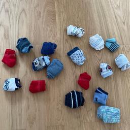 17 Paar Socken in verschiedenen Größen und Farben 

Z.T. Anti-Rutsch, Wolle