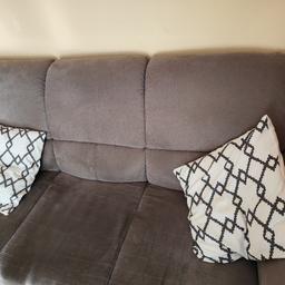 Es steht eine 3er Couch in Leberoptik ohne Bettfunktion zur Verkaufen.

Selbstabholung
VHB.

Maßen :
H 95cm
L 200cm
B 98cm

Privatverkauf, keine Rücknahme oder Garantie