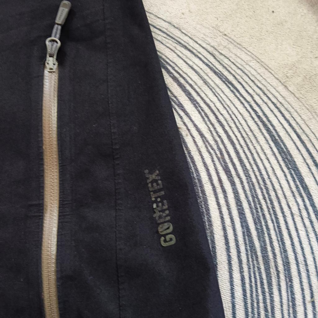 Verkaufe eine getragene (ein kleines Loch vorne wurde geklebt, siehe 1.Foto): MAMMUT GORETEXJACKE HERREN in der Gr.M. Die Jacke ist immer noch wasserdicht!!!