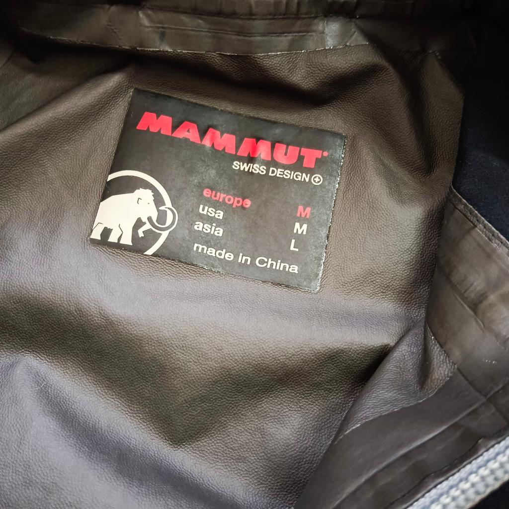 Verkaufe eine getragene (ein kleines Loch vorne wurde geklebt, siehe 1.Foto): MAMMUT GORETEXJACKE HERREN in der Gr.M. Die Jacke ist immer noch wasserdicht!!!