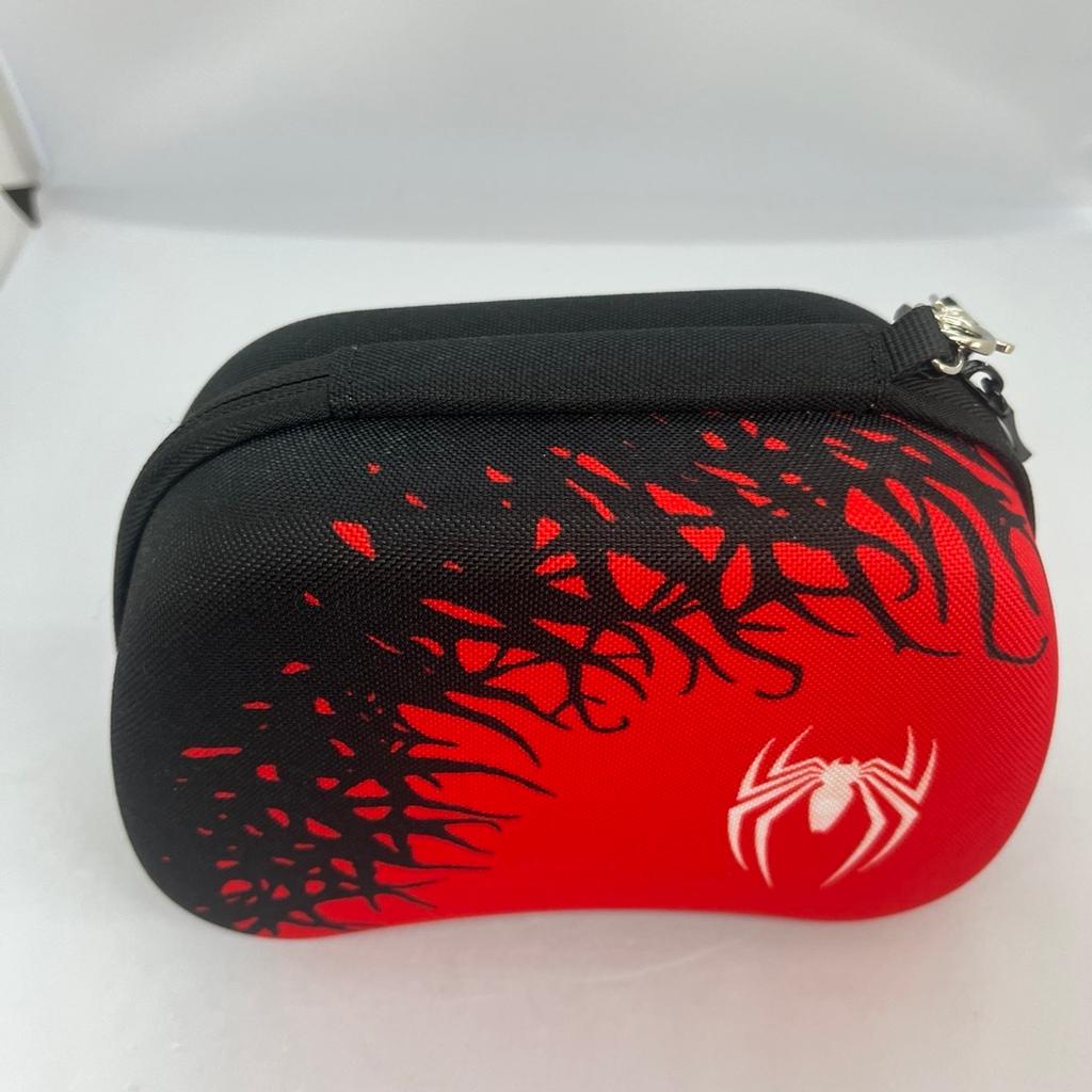 Suitable for PS5 / PS4 / XBox / Switch Pro and other Controllers

Also Known as:

PS5 Controller Storage Case Bag, Spiderman Universal Game Controller Travel Bag

Switch Pro Controller Bag

XBOX Controller Bag

XBOX Elite Controller Bag

PS5 DualSense Controller Bag

Please note no controllers are included.

Comes with detachable strap