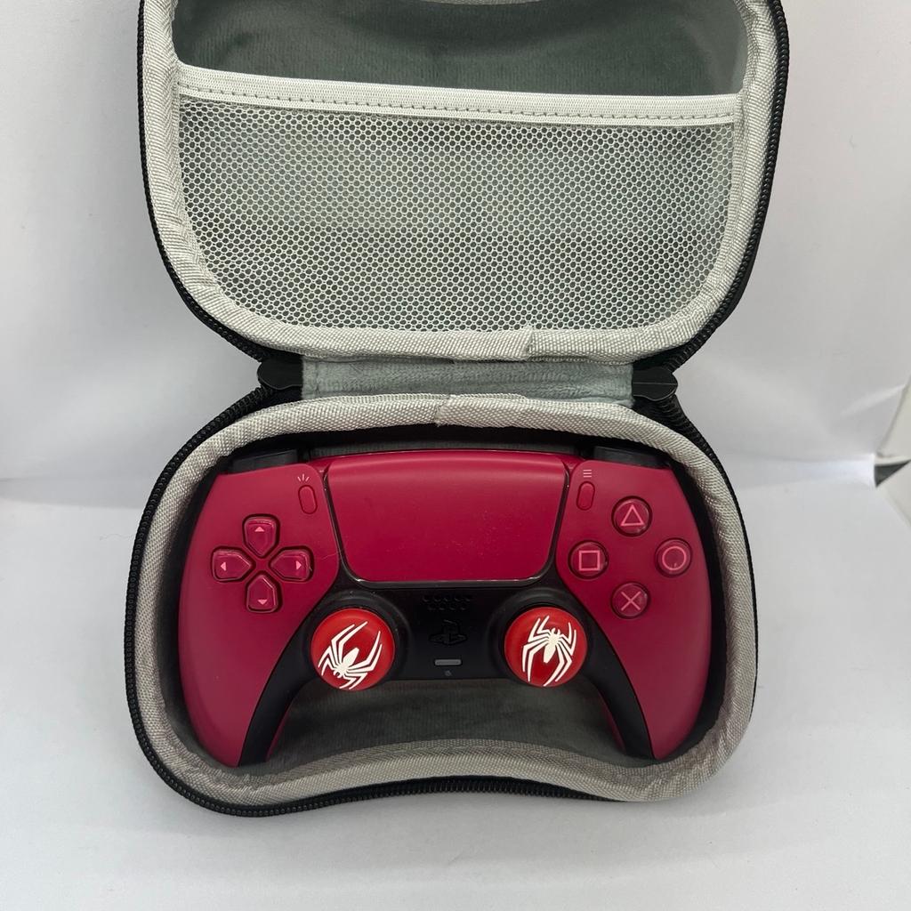 Suitable for PS5 / PS4 / XBox / Switch Pro and other Controllers

Also Known as:

PS5 Controller Storage Case Bag, Spiderman Universal Game Controller Travel Bag

Switch Pro Controller Bag

XBOX Controller Bag

XBOX Elite Controller Bag

PS5 DualSense Controller Bag

Please note no controllers are included.

Comes with detachable strap
