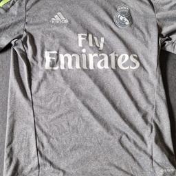 Verkaufe Trikot Real Madrid
ohne Beflockung
Größe: S
selten getragen, sehr gepflegten Zustand